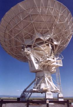 Eine Radioantenne des Very Large Arrays in Socorro 2006
