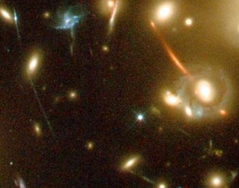 HST-Foto von durch Gravitationslinsen verzerrten Galaxien